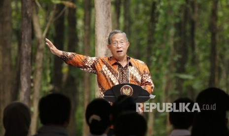 Menteri Kordinator Perekonomian Darmin Nasution berdialog dengan petani saat penyaluran SK Izin Pemanfaatan Hutan Perhutanan Sosial (IPHPS) di Tuban, Jawa Timur, Jumat (9/3).