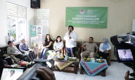 Menteri LHK Siti Nurbaya Bakar saat berdialog dengan masyarakat di  Kantor Seksi Pengelolaan Wilayah III Taman Nasional Ujung Kulon, Sumur,  Banten pada Jumat (11/1). 