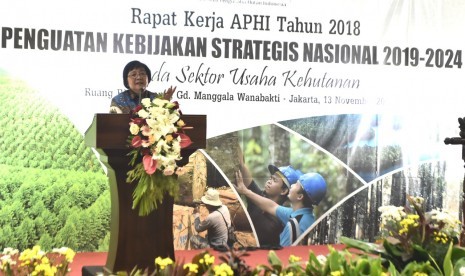 Menteri LHK Siti Nurbaya Bakar saat membuka Rapat Kerja Nasional Asosiasi Pengusaha Hutan Indonesia (Rakornas APHI), di Jakarta, Rabu (13/11)