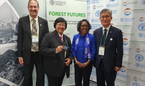 Menteri LHK Siti Nurbaya bersama Thomas Hoffer (Sekretaris APFC), Kundhavi Kadiresan (ADG FAO), dan Kim Jae Hyun (Menteri Kehutanan Rep Korea) di Asia-Pacific Forestry Week (APFW) 2019.