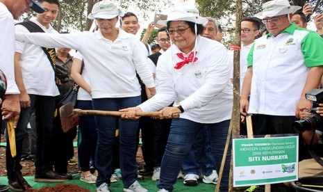  Menteri LHK Siti Nurbaya didampingi Gubernur Jabar Ahmad Heryawan dan Menteri BUMN Rini Soemarno menandai penanaman 10 ribu pohon.