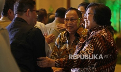  Menteri LHK Siti Nurbaya bersalaman dengan pegawai kementerian saat Halal Bihalal Idul Fitri 1437 H di  Gedung Manggala Wanabakti. Jakarta, Senin (11/7). (Republika/Rakhmawaty La'lang)