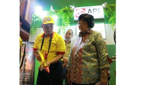 Menteri LHK Siti Nurbaya melihat salah satu stand dalam pameran Hari Hutan Internasional 