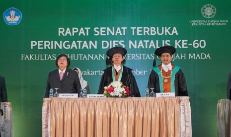 Menteri LHK Siti Nurbaya memberikan pidato sambutan saat acara Dies Natalis ke-60, Fakultas Kehutanan Universitas Gadjah Mada, di Yogyakarta, Jumat, (20/10/2023). Menteri Siti menyampaikan pidato dengan judul Turbulensi dan Paradigmatik Pembangunan Kehutanan Indonesia.