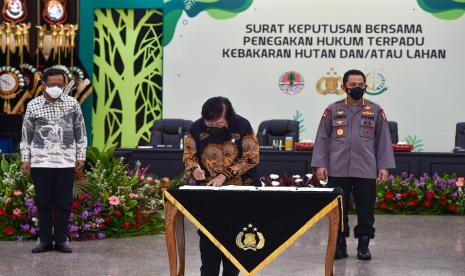 Menteri LHK, Siti Nurbaya menandatangani Surat Keputusan Bersama (SKB) Penegakan Hukum Terpadu Tindak Pidana Kebakaran Hutan dan/atau Lahan. Selain Menteri Siti, SKB ini juga ditandatangani oleh Kepala Kepolisian Republik Indonesia (Kapolri) Listyo Sigit, dan Jaksa Agung Republik Indonesia ST Burhanuddin pada acara yang dihadiri Menkopolhukam Mahfud MD di Markas Besar Polri, Jakarta, (6/5/2021). 