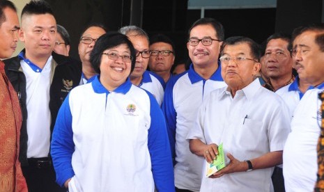 Menteri LHK Siti Nurbaya mendampingi Wakil Presiden Jusuf Kalla melihat program-program pengelolaan sampah pada acara Hari Peduli Sampah Nasional di Makassar, Sabtu (5/3).