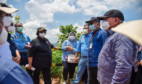  Menteri LHK, Siti Nurbaya mengunjungi areal calon Ibukota Negara (IKN) yang terletak di Kabupaten Penajam Paser Utara dan  Kutai Kartanegara, Kalimantan Timur. Dalam kunjungan kerjanya, Menteri LHK meninjau persiapan terkait kesiapan lahan dalam perspektif LHK yang akan dijadikan lokasi Pusat Gedung Pemerintahan di IKN dan melihat progres pembangunan Persemaian Modern di IKN.