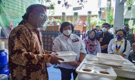 Menteri LHK, Siti Nurbaya mengunjungi Kampung Ikim di Karawaci Tangerang dan di Sunter, Jakarta Utara, Kamis (18/3). Dalam kunjungan kerja ini Menteri Siti mengatakan jika program kampung iklim merupakan program nyata penanggulangan perubahan iklim yang akan terus diupayakan dapat direplikasi diberbagai tempat di seluruh Indonesia sebagai upaya bersama masyarakat turut serta melakukan pengendalian perubahan iklim.