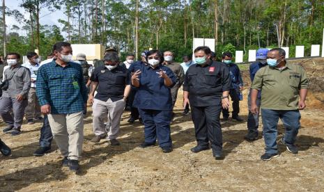 Menteri LHK, Siti Nurbaya saat melakukan kunjungan kerja ke Provinsi Sumatera Utara (12/6/2021), meninjau langsung pembangunan Persemaian Modern Toba di Desa Sibisa, Kab. Toba. 