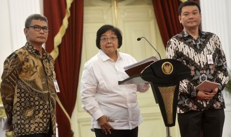 Kepala Badan Restorasi Gambut Nazir Foead (kanan) bersama Menteri LHK Siti Nurbaya (tengah) dan Juru Bicara Presiden Johan Budi (kiri).