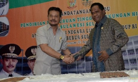 Menteri Lingkungan Hidup, Baltasar Kambuaya (kanan), yang merupakan representasi wilayah Indonesia timur.