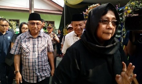 Menteri Lingkungan Hidup dan Kehutanan (LHK) Indonesia, Siti Nurbaya Bakar datangi rumah duka salah satu korban rusuh Mako Brimob, Aipda Anumerta Denny Setiadi di Jalan Kramat III E No. 46, Lubang Buaya, Cipayung, Jakarta Timur. Siti datang sekitar pukul 9.30 WIB. 