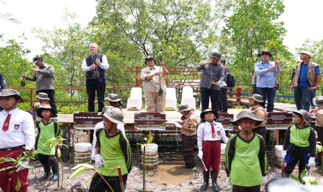 Menteri Lingkungan Hidup dan Kehutanan (LHK) Republik Indonesia, Siti Nurbaya, menunjukkan pohon yang akan ditanam di Mangrove, Education Center Sungai Pakning, Riau, didampingi pihak terkait. 