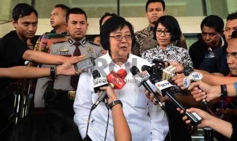  Menteri Lingkungan Hidup dan Kehutanan (LHK) Siti Nurbaya memberikan keterangan kepada wartawan seusai mengadakan pertemuan dengan Pimpinan KPK di Jakarta, Jumat (21/8).