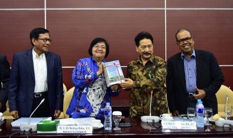 Menteri Lingkungan Hidup dan Kehutanan (LHK) Siti Nurbaya Bakar (kedua kiri) berfoto bersama usai rapat pleno bersama Lembaga Pengkajian MPR, di Gedung MPR Senayan, Jakarta, Rabu (4/7).