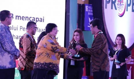 Menteri Lingkungan Hidup dan Kehutanan (LHK) Siti Nurbaya Bakar saat memberikan penghargaan pada acara penganugerahan Proper Kementerian LHK  tahun 2018 kepada 20 perusahaan peringkat Proper Emas di Jakarta, Kamis (27/12) malam.