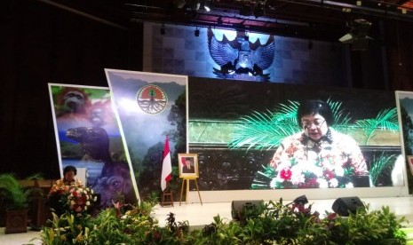 Menteri Lingkungan Hidup dan Kehutanan (LHK) Siti Nurbaya Bakar dalam acara Dialog Refleksi Kinerja 2018 untuk Peningkatan Kerja Tahun 2019 di Gedung Kementerian LHK, Jakarta, Senin (31/12). 