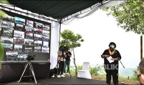 Menteri Lingkungan Hidup dan Kehutanan (LHK), Siti Nurbaya bersama para generasi muda yang tergabung di Green Leaders Indonesia (GLI) melaksanakan penanaman pohon dalam acara Kaum Muda Menanam di Kabupaten Karangasem, Bali (19/12/2021). 