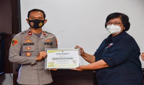 Menteri Lingkungan Hidup dan Kehutanan (LHK), Siti Nurbaya didampingi Direktur Jenderal Konservasi Sumber Daya Alam dan Ekosistem (KSDAE), Wiratno pada Senin (3/5) melakukan kunjungan kerja (kunker) ke Lampung Selatan, Provinsi Lampung. Menempuh perjalanan darat dari Jakarta, kunker kali ini dimaksudkan Menteri Siti untuk meninjau langsung upaya penegakan hukum, serta memberikan penghargaan kepada para pihak yang berhasil menggagalkan upaya penyelundupan orangutan beberapa waktu yang lalu.