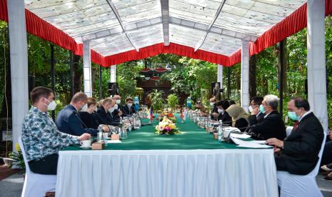 Menteri Lingkungan Hidup dan Kehutanan (LHK) Siti Nurbaya melakukan pertemuan bilateral dengan Menteri Lingkungan Hidup Republik Ceko, Richard Brabec, di Jakarta, Senin (21/6). Pertemuan tersebut untuk membicarakan peningkatan kerja sama kedua belah pihak, yang ditandai dengan penandatanganan Letter of Intent (LoI) Republik Indonesia – Republik Ceko mengenai Perlindungan Lingkungan dan Kerja Sama Pembangunan Berkelanjutan.