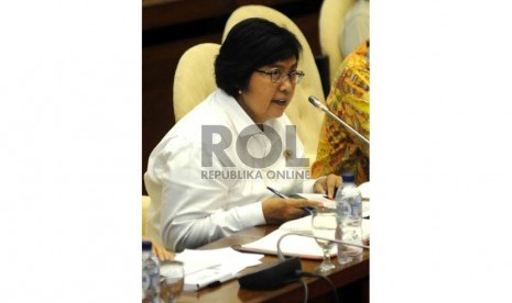 Menteri Lingkungan Hidup dan Kehutanan (LHK) Siti Nurbaya mengikuti rapat kerja dengan Komisi IV DPR RI di kompleks Parlemen Senayan, Jakarta, Senin (25/5).