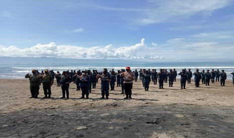 Menteri Lingkungan Hidup dan Kehutanan (LHK) Siti Nurbaya menutup Diklat Satuan Polisi Kehutanan Reaksi Cepat (SPORC) angkatan ke-4 tahun 2021 di Pantai Palabuhanratu, Kabupaten Sukabumi, Sabtu (11/12).