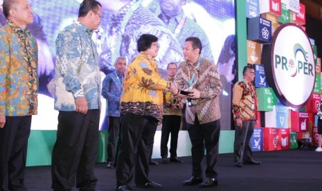 Menteri Lingkungan Hidup dan Kehutanan (LHK) Siti Nurbaya menyerahkan  Anugerah Proper emas 2018 kepada PT Medco E&P yang diterima Direktur & SVP //Business Support and Supply Chain Management Medco E&P Amri Siahaan pada malam Anugerah Lingkungan Proper 2018, Kamis (27/12) malam. Bagi PT Medco E&P Anugerah Profer Emas 2018 merupakan penghargaan ke delapan yang diterima untuk Blok Rimau secara berturut-turut sejak 2011. 