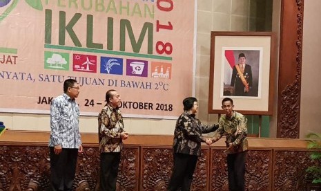 Menteri Lingkungan Hidup dan Kehutanan (LHK) Siti Nurbaya Penghargaan Desa Program Kampung Iklim 2018 kategori program kampung iklim utama kepada Kepala Desa Ulak Pandan, Kecamatan Merapi Barat, Kabupaten Lahat Susiawan Rana. Desa Ulak Pandan merupakan salah satu desa binaan PT Bukit Asam (PTBA) Tbk. 