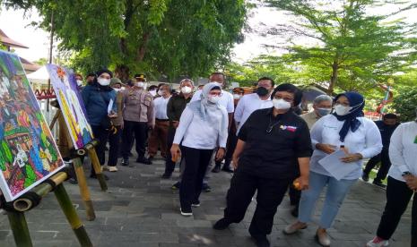 Menteri Lingkungan Hidup dan Kehutanan Republik Indonesia, Siti Nurbaya, meresmikan Ekoriparian Sungai Tjimanoek Lama, di Kecamatan/Kabupaten Indramayu, Senin (13/12).