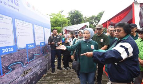 Menteri Lingkungan Hidup dan Kehutanan Republik Indonesia Siti Nurbaya Bakar bersama Direktur Utama Pertamina Nicke Widyawati melihat papan edukasi Gerbang Biru Ciliwung saat acara Festival Ciliwung 2024 di Omah Maja, Margonda, Depok pada Sabtu (15/6/2024).