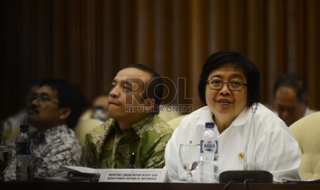    Menteri Lingkungan Hidup dan Kehutanan Siti Nurbaya (kanan) mengikuti rapat kerja bersama Komisi IV DPR yang digelar di Kompleks Parlemen, Jakarta, Kamis (29/10).  (Republika/Raisan Al Farisi)