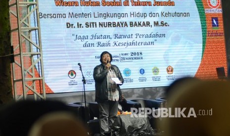 Menteri Lingkungan Hidup dan Kehutanan Siti Nurbaya Bakar berdialog dengan mahasiswa pada Rekreasi Akademik Wicara Hutan Sosial di Tahura Juanda, Bandung, Rabu (28/11).