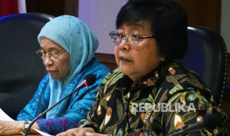 Menteri Lingkungan Hidup dan Kehutanan Siti Nurbaya Bakar (kanan).