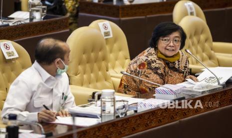 Menteri Lingkungan Hidup dan Kehutanan Siti Nurbaya Bakar (kanan) didampingi Sekjen KLHK Bambang Hendroyono (kiri) mengikuti rapat kerja dengan Komisi IV DPR di Kompleks Parlemen, Senayan, Jakarta, Rabu (8/7/2020). Rapat tersebut membahas progres laporan mengenai pelaksanaan program strategis kementerian terkait dampak pandemi COVID-19 serta isu-isu aktual lainnya. 