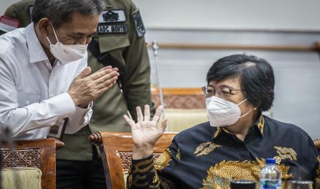 Menteri Lingkungan Hidup dan Kehutanan Siti Nurbaya Bakar (kanan) menyapa koleganya sebelum dimulainya rapat kerja dengan Komisi IV DPR di kompleks Parlemen, Senayan, Jakarta, Senin (29/3/2021). Rapat kerja tersebut membahas program ketahanan pangan di dalam kawasan hutan.