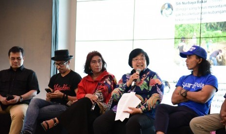 Menteri Lingkungan Hidup dan Kehutanan Siti Nurbaya Bakar (kedua kanan) bersama Menteri Kelautan dan Perikanan Susi Pudjiastuti (tengah) saat menghadiri takshow di arena pameran foto The Jakarta Post Headliners, di Jakarta, Jumat (27/4). Siti Nurbaya mengakui pemerintah tidak bisa mengabaikan medsos dalam menyosialisasikan kebijakan-kebijakannya.