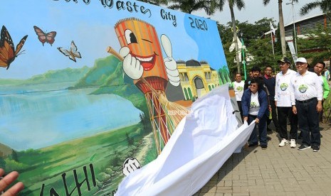 Menteri Lingkungan Hidup dan Kehutanan Siti Nurbaya Bakar (ketiga kanan) membuka kain penutup mural disaksikan Gubernur Sumut T Erry Nuradi (kedua kanan) dan Walikota Medan Dzulmi Eldin (kanan) saat memperingati Hari Bumi, di Medan, Sumatera Utara, Minggu (22/4). 