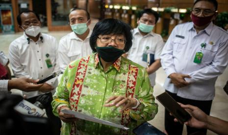 Menteri Lingkungan Hidup dan Kehutanan Siti Nurbaya Bakar (tengah.