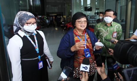 Menteri Lingkungan Hidup dan Kehutanan Siti Nurbaya Bakar (tengah) didampingi Plt Juru Bicara KPK Bidang Pencegahan Ipi Maryati (kiri) menjawab pertanyaan wartawan di Gedung Merah Putih KPK, Jakarta, Selasa (24/5/2022). Menteri Siti Nurbaya Bakar beserta rombongannya mendatangi KPK dalam rangka mengikuti kegiatan penguatan antikorupsi bagi penyelenggara negara berintegritas (PAKU Integritas). 