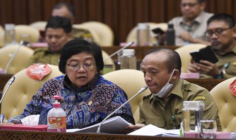 Menteri Lingkungan Hidup dan Kehutanan Siti Nurbaya Bakar (tengah) dan Sekretaris Jenderal KLHK Bambang Hendroyono (kanan) mengikuti rapat kerja dengan Komisi IV DPR di Kompleks Parlemen, Senayan, Jakarta, Selasa (13/9/2022). Ilustrasi.