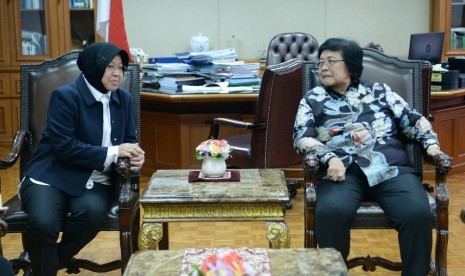 Menteri Lingkungan Hidup dan Kehutanan Siti Nurbaya dan Wali Kota Surabaya Tri Rismaharini.