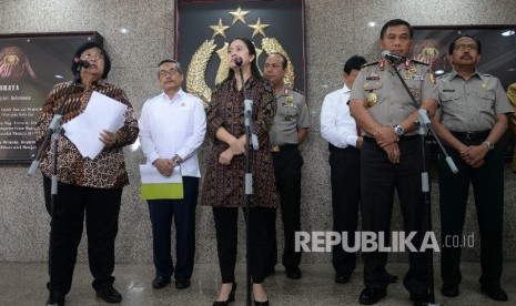 Menteri Lingkungan Hidup dan kehutanan Siti Nurbaya (dari kiri) bersama Menko PMK Puan Maharani, dan Irwasum Mabes Polri Irwasum Polri Dwi Priyatno saat memberikan keterangan pers usai vidio confrence penanganan Karhutla di Mabes Polri, Jakarta, 