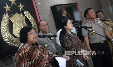 Menteri Lingkungan Hidup dan kehutanan Siti Nurbaya (dari kiri) bersama Menko PMK Puan Maharani, dan Irwasum Mabes Polri Irwasum Polri Dwi Priyatno saat memberikan keterangan pers usai vidio confrence penanganan Karhutla di Mabes Polri, Jakarta, 