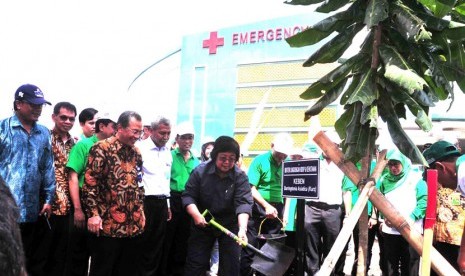 Menteri LHK Siti Nurbaya didampingi Rektor Universitas Sebelas Maret Ravik Karsidi menanam pohon Keben di halaman Rumah Sakit Pendidikan UNS Kampus Pabelan Surakarta, Jumat (13/5).