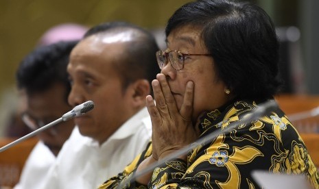 Menteri Lingkungan Hidup dan Kehutanan Siti Nurbaya (kanan) mengikuti rapat kerja dengan Komisi VII DPR diV Kompleks Parlemen Senayan, Jakarta, Rabu (15/5/2019). 