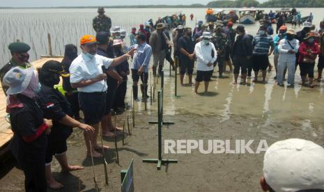 Menteri Lingkungan Hidup dan Kehutanan Siti Nurbaya (kedua kiri) didampingi Menteri Koordinator Bidang Kemaritiman Luhut Binsar Pandjaitan (ketiga kiri) dan Menteri Kelautan dan Perikanan Edhy Prabowo (keempat kiri) berbincang usai penanaman mangrove di pinggir pantai Desa Sawojajar, Brebes, Jawa Tengah, Kamis (22/10/2020). Pemerintah mencanangkan program penanaman kembali (replanting) 600 ribu hektare lahan mangrove dalam tiga tahun ke depan.