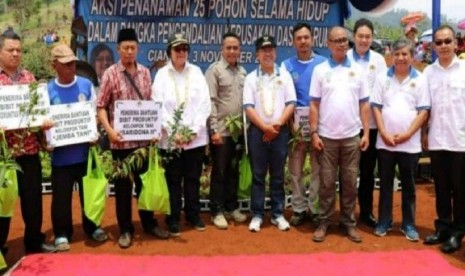 Menteri Lingkungan Hidup dan Kehutanan Siti Nurbaya melakukan  Sosialisasi Penanaman 25 Pohon selama Hidup dalam Rangka Pengendalian Kerusakan DAS Citarum, di Desa Wangun Jaya, Kecamatan Cugenang, Kabupaten Cianjur, Provinsi Jawa Barat