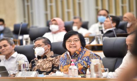 Menteri Lingkungan Hidup dan Kehutanan Siti Nurbaya (tengah)