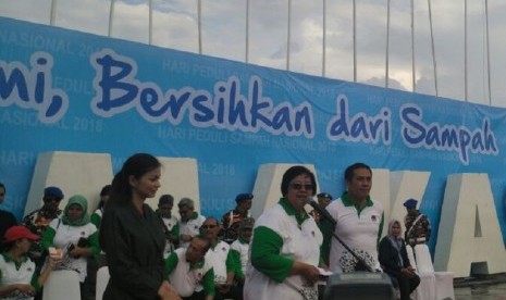 Menteri Lingkungan Hidup dan Kehutanan, Siti Nurbaya memberi sambutan dalam peringatan Hari Peduli Sampah Nasional 2018, di anjungan Pantai Losari, Makassar, Ahad (18/3).