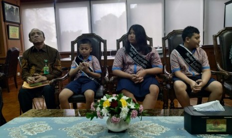 Menteri Lingkungan Hidup dan Kehutanan, Siti Nurbaya memberikan kesempatan kepada tiga siswa sekolah dasar untuk 